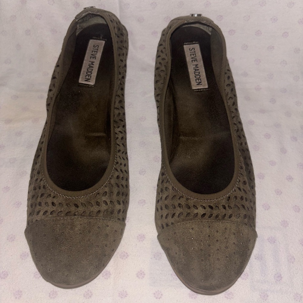 Steve Madden. Taupe Perforated Flats. Size 9.5
